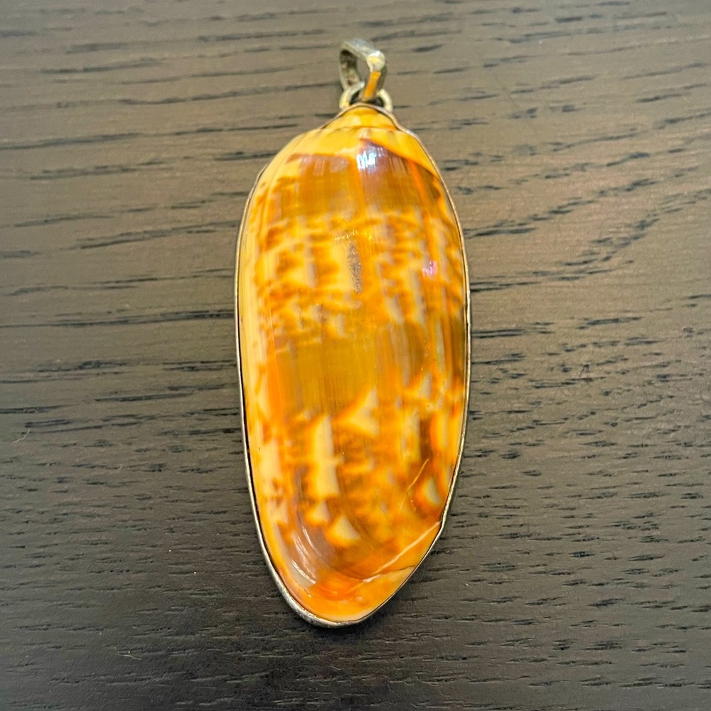 Vintage sterling silver shell pendant